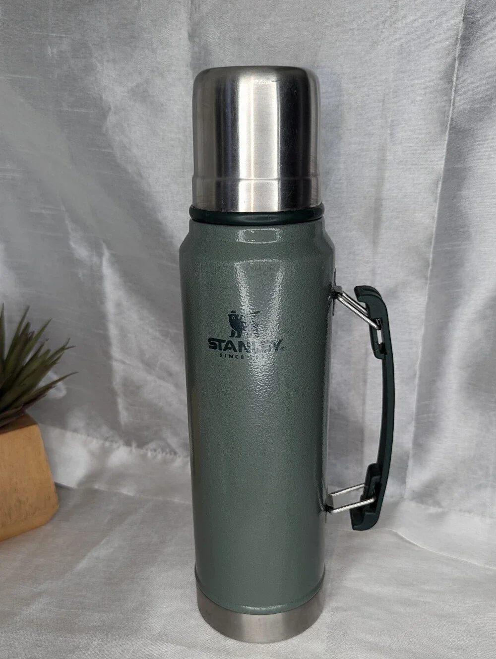 Stanley 1 qt Green Stainless Steel Insulated Bottle w/ Handle Twist Lid Classic